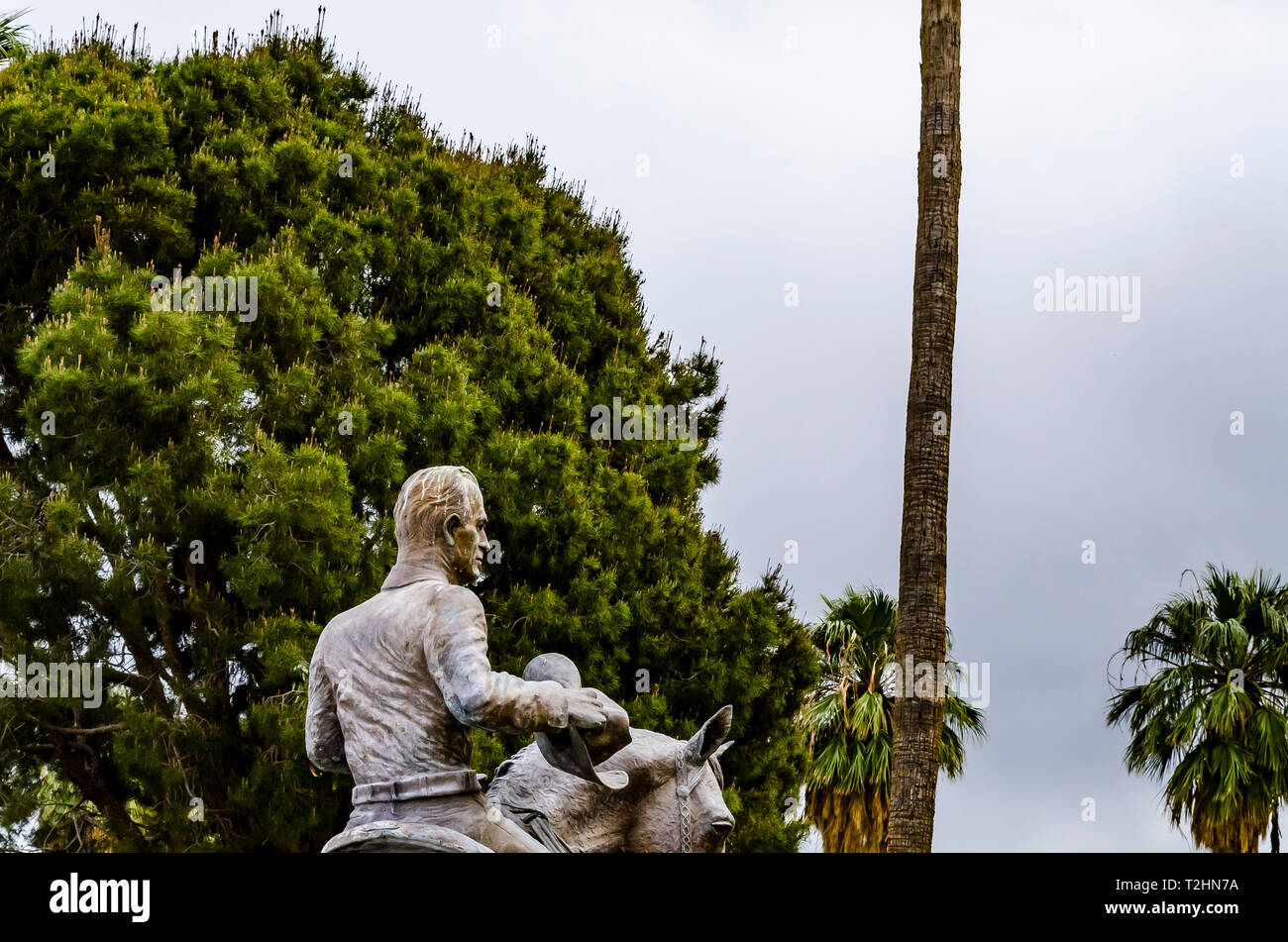 La Statue de Frank Bogert ancien maire de Palm Springs en Californie devant l'Hôtel de Ville Banque D'Images