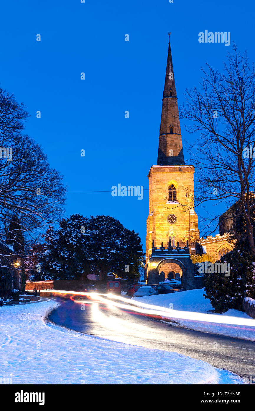 L'église St Mary, Astbury près de Congleton en hiver la nuit, Cheshire, Angleterre, Royaume-Uni, Europe Banque D'Images