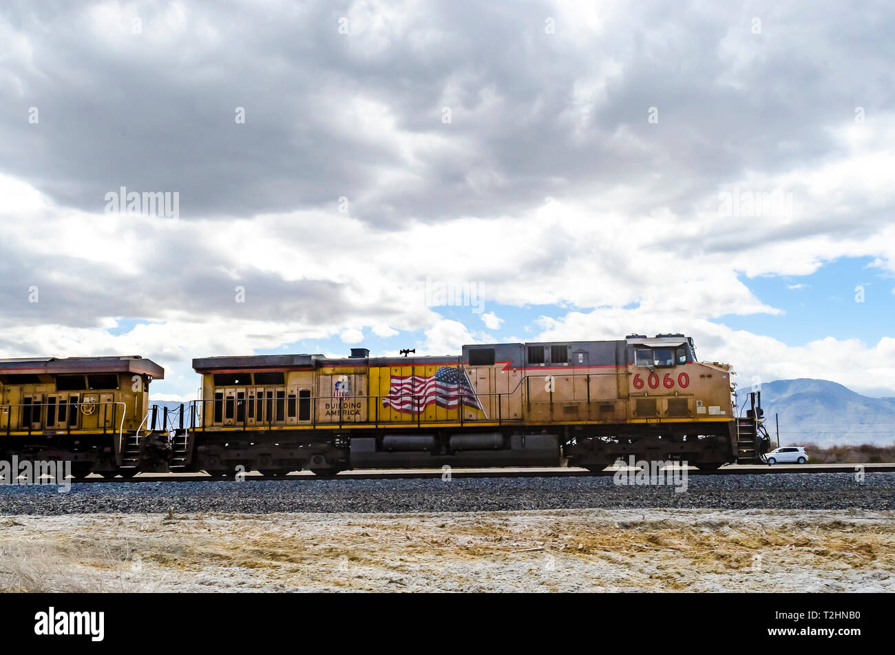 Une Union Pacific train le long de la mer de Salton California USA Banque D'Images