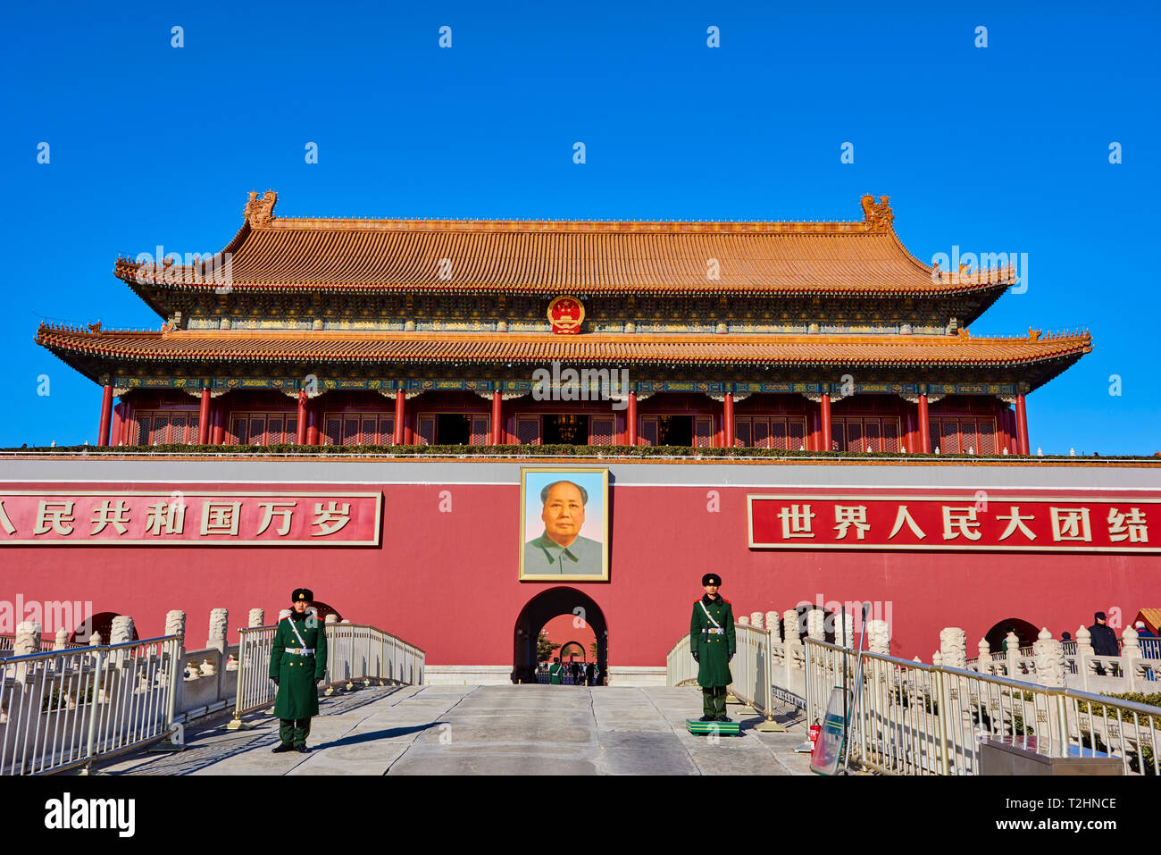 Les gardes de sécurité à la Tienanmen, ou la porte de la paix céleste, la Cité Interdite, Beijing, Chine, l'Asie de l'Est Banque D'Images