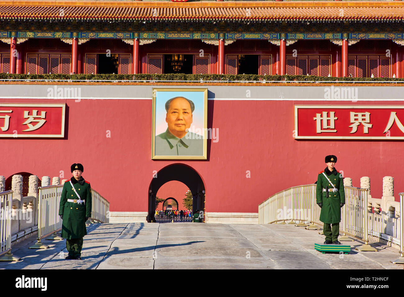 Les gardes de sécurité à la Tienanmen, ou la porte de la paix céleste, la Cité Interdite, Beijing, Chine, l'Asie de l'Est Banque D'Images