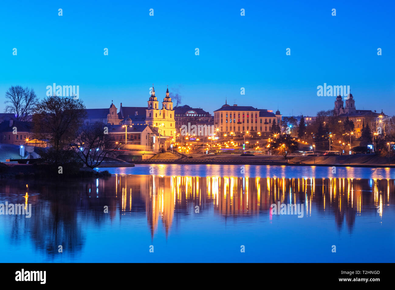 Faubourg de la Trinité et centre de Minsk se reflétant dans le fleuve Svislach, Minsk, Belarus, l'Europe de l'Est Banque D'Images