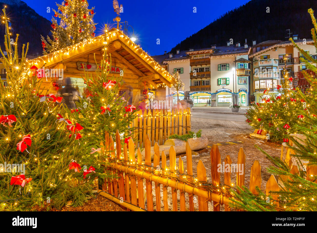 Vue de la Nativité et l'arbre de Noël dans le centre-ville de Moena, au crépuscule, Province de Trente, le Tyrol du Sud, Italie, Europe Banque D'Images
