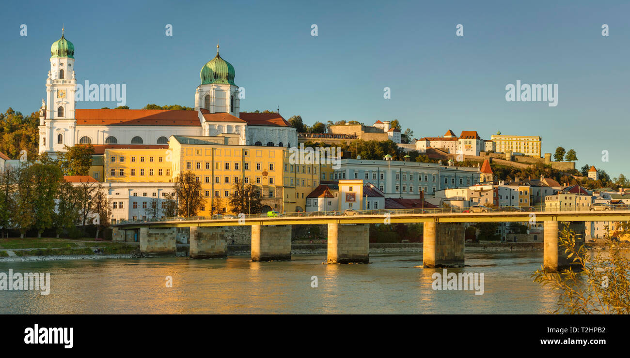 La cathédrale Saint-Étienne et la forteresse de Veste Oberhaus à Passau, Allemagne, Europe Banque D'Images