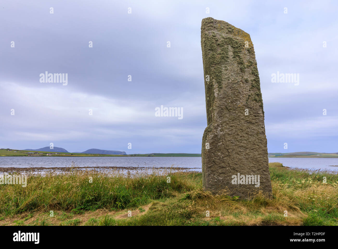 Regardez dans le Loch monolithe en pierre de Stenness, Ecosse, Europe Banque D'Images