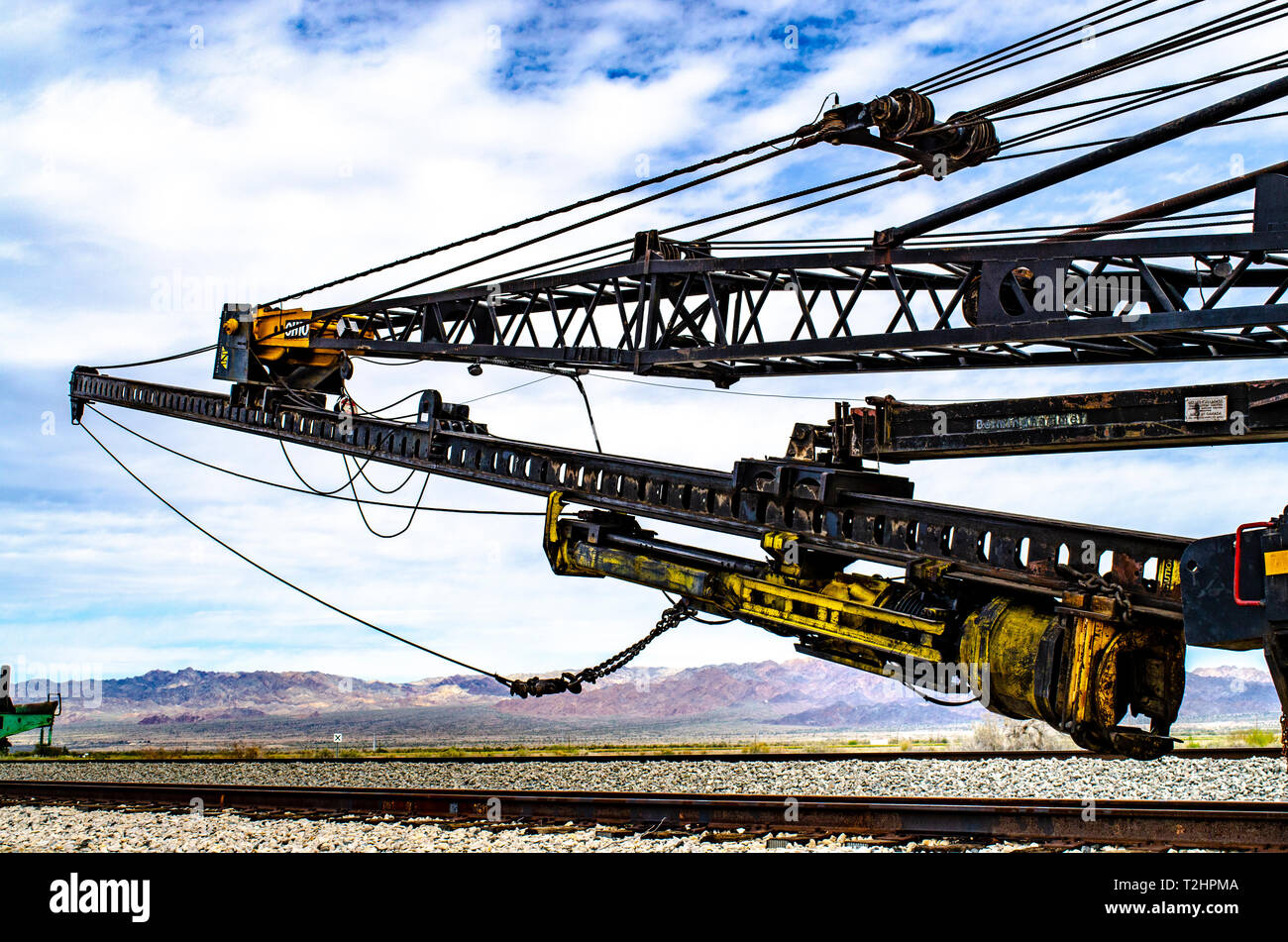 Une grue de l'Ohio 60 MPX et l'équipement de soutien de la Union Pacific Railroad au lac Salton California USA Banque D'Images