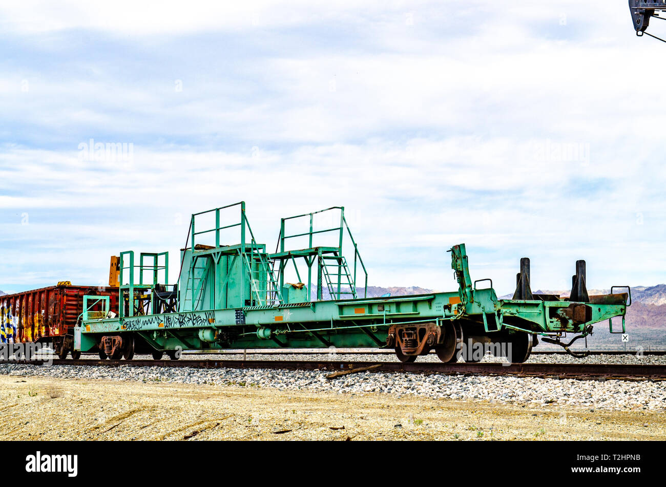 Une grue de l'Ohio 60 MPX et l'équipement de soutien de la Union Pacific Railroad au lac Salton California USA Banque D'Images