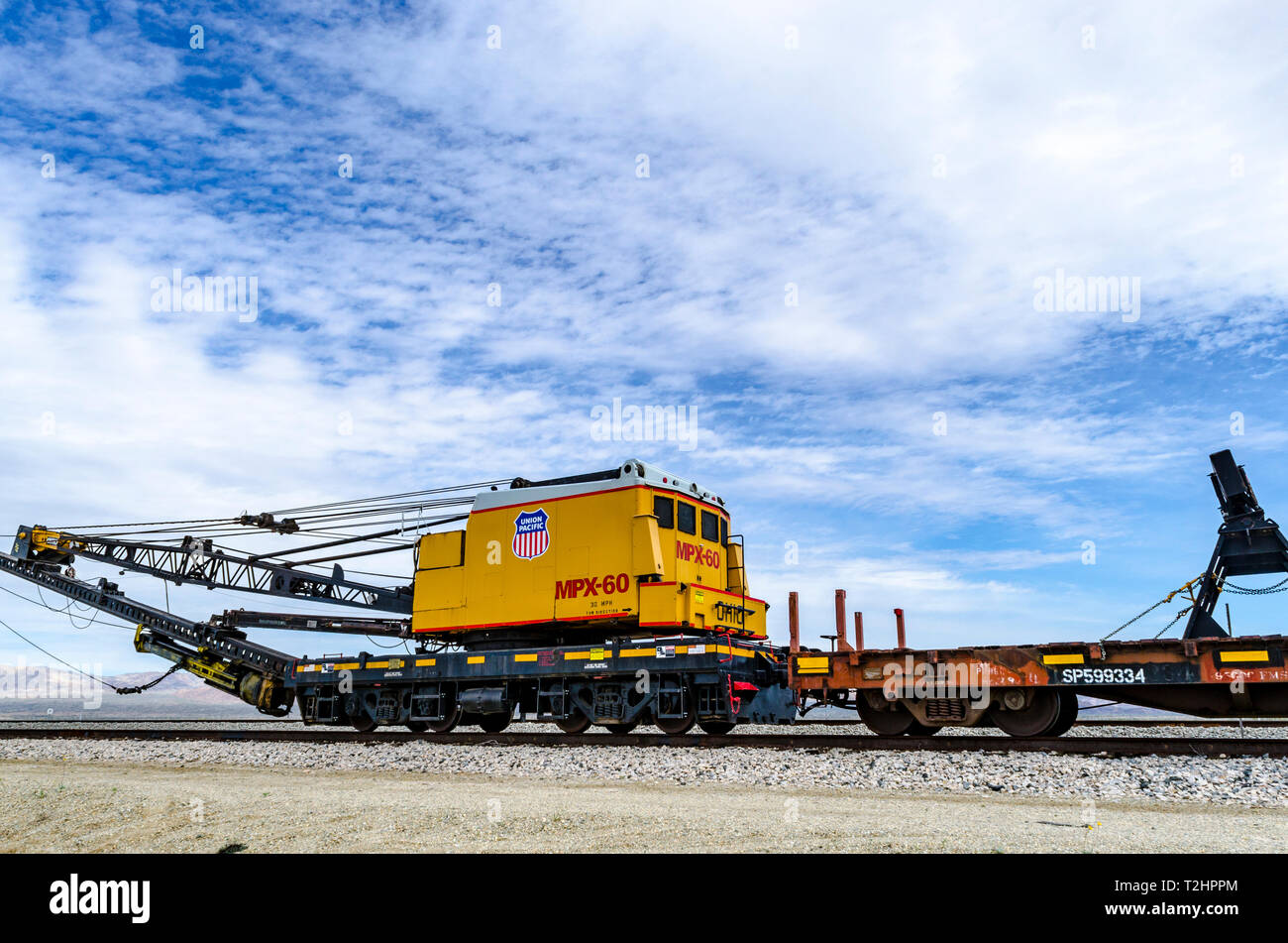 Une grue de l'Ohio 60 MPX et l'équipement de soutien de la Union Pacific Railroad au lac Salton California USA Banque D'Images