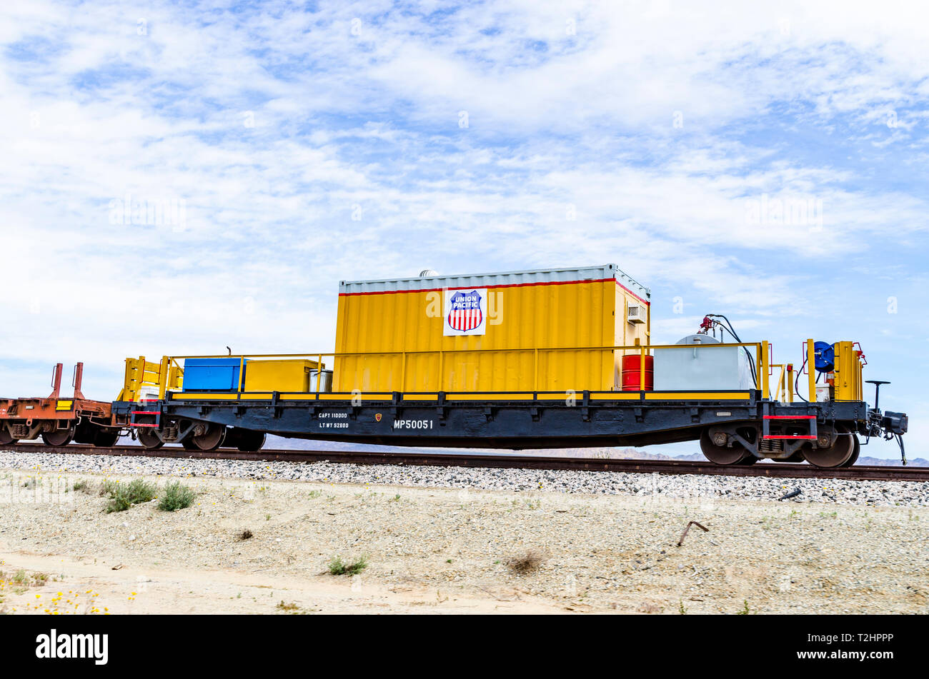 Une grue de l'Ohio 60 MPX et l'équipement de soutien de la Union Pacific Railroad au lac Salton California USA Banque D'Images