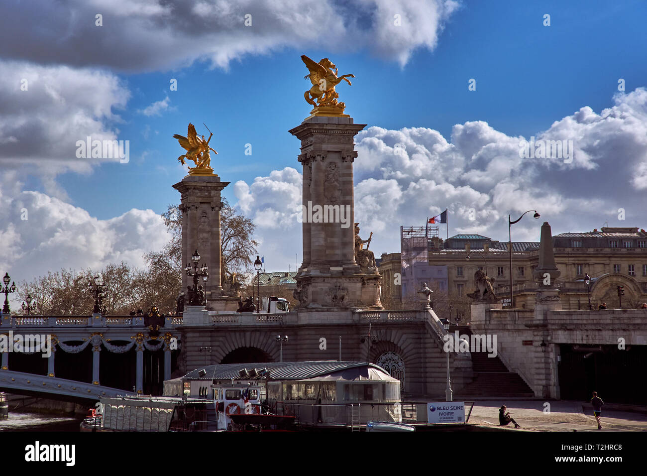 Beau printemps vue sur le pont Alexandre III sur la Seine à Paris. Sculptures à l'entrée du Pont Alexandre III à Paris, France, Banque D'Images