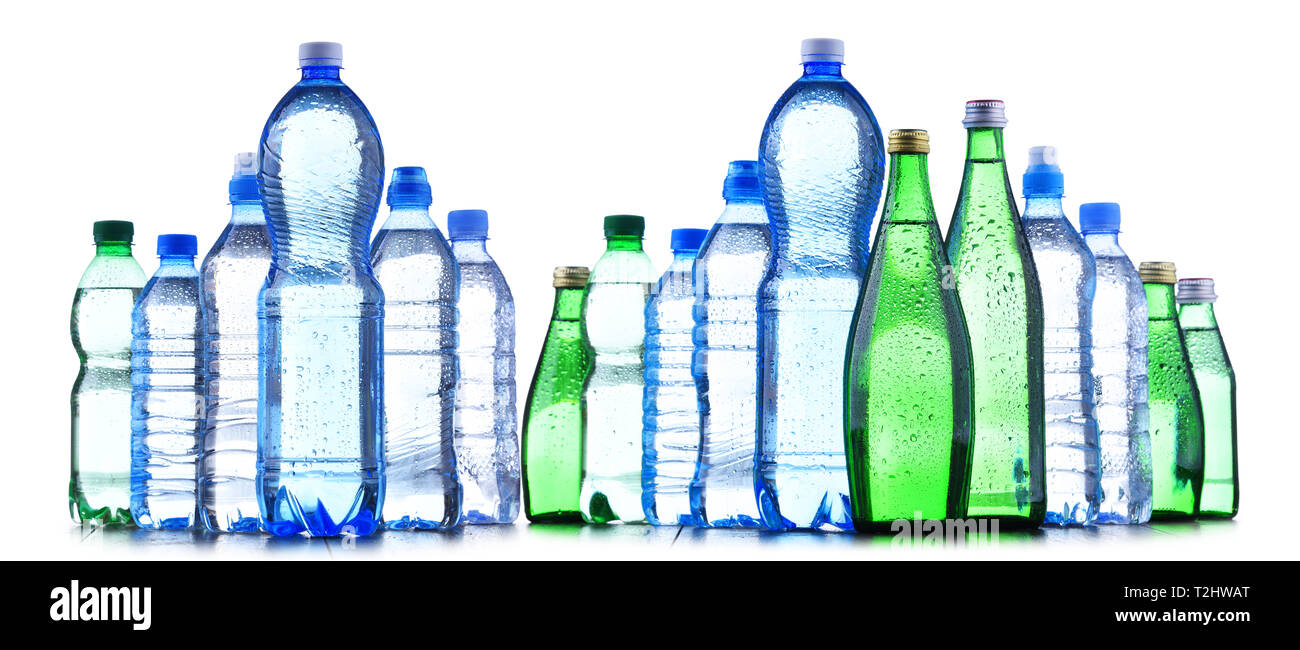 La composition avec différentes sortes de bouteilles contenant de l'eau minérale isolated on white Banque D'Images