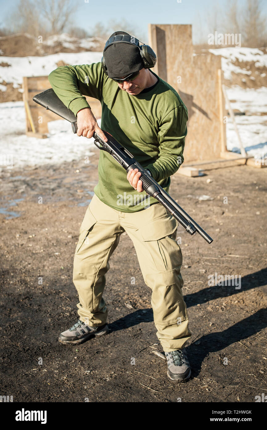 Le tir au pistolet à la pompe de combat tactique de la formation. Arme fusil de cours d'action. De tir en plein air Banque D'Images