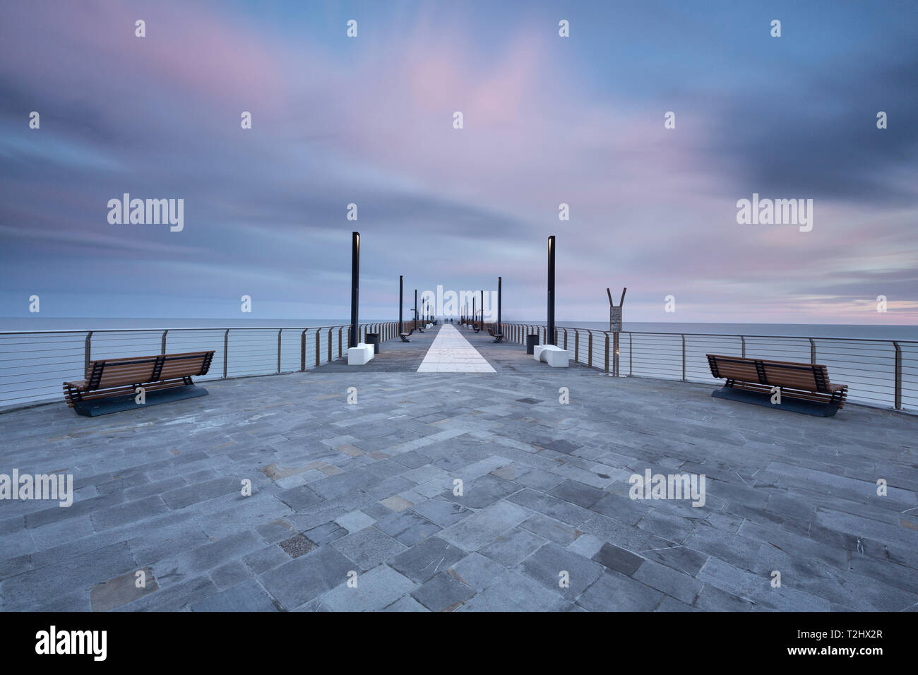 Quai d'Alassio, une belle station balnéaire touristique en Ligurie Banque D'Images