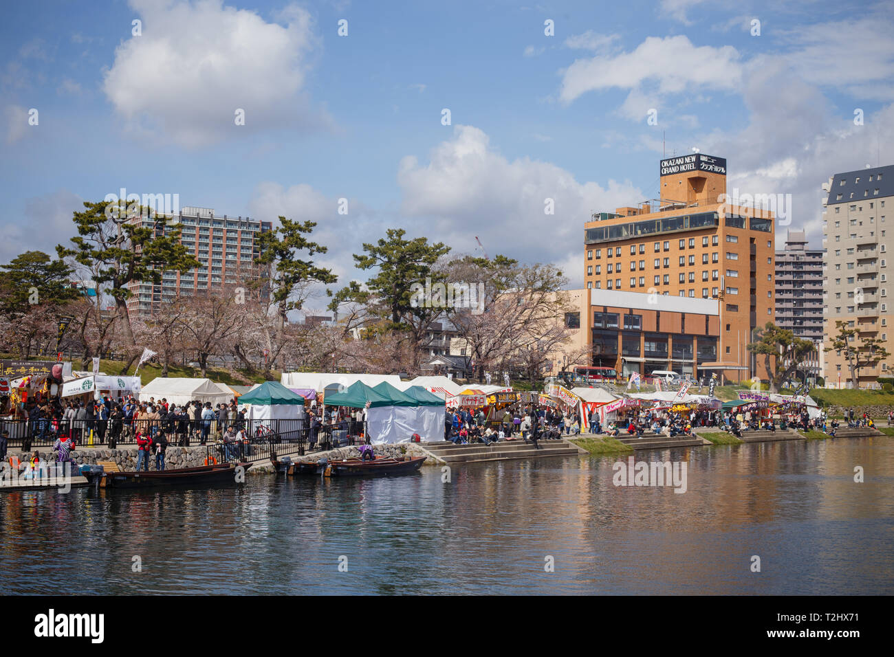 Une vue sur le Yatai stands de nourriture pendant le festival. Le printemps arrive et 800 'Sakura' cerisiers se propager dans la zone autour de Château Okazaki montrant leurs couleurs avec fierté, ajoutant à l'air de fête de l'endroit, il y a aussi d'innombrables attractions et alimentaire cale, le traditionnel 'Yatai', alignant les berges de la rivière de l'OTO (Otogawa River). Banque D'Images