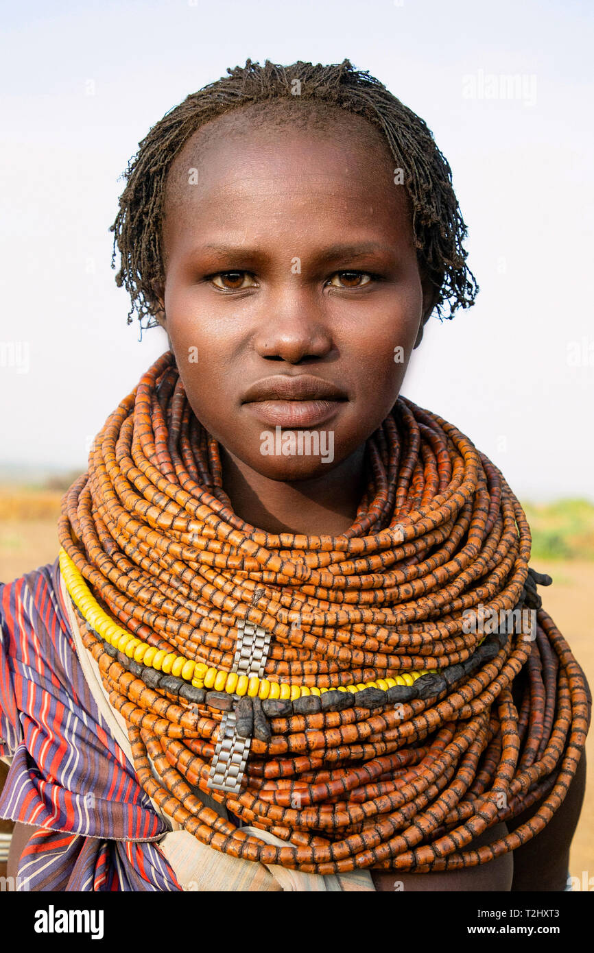 Portrait d'une femme Nyangatom traditionnel dans le sud de l'Ethiopie Banque D'Images