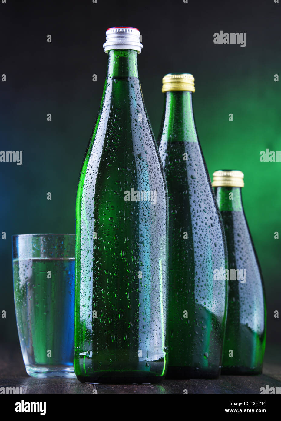 La composition avec différentes sortes de bouteilles contenant de l'eau minérale. Banque D'Images