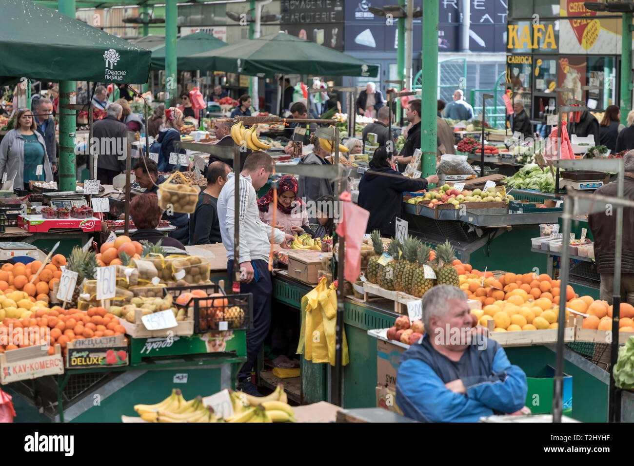 Belgrade, Serbie, mars 2019 - Les consommateurs et les vendeurs au marché vert nommé ZELENI VENAC (Couronne verte) Banque D'Images