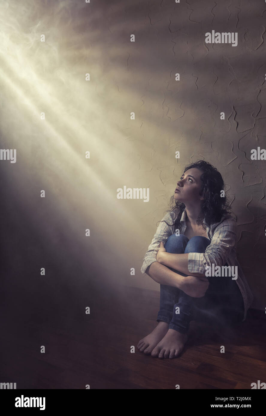 Jeune Femme Triste Assis Tout Seul Sur Le Sol Dans Une Salle Vide Dans Une Bande D Ombre Photo Stock Alamy