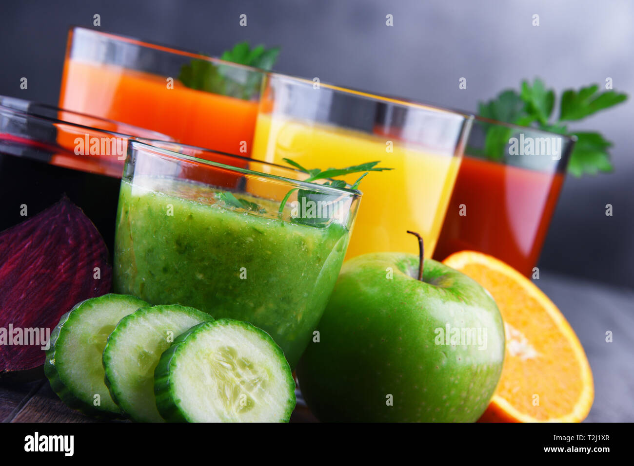 Lunettes avec des légumes biologiques frais et jus de fruits. Régime alimentaire de désintoxication Banque D'Images