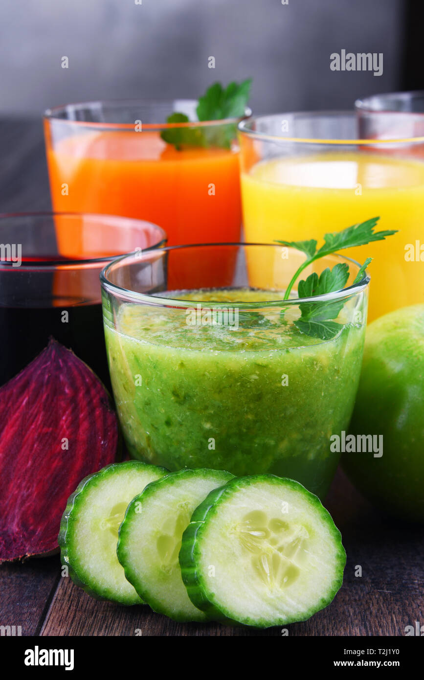 Lunettes avec des légumes biologiques frais et jus de fruits. Régime alimentaire de désintoxication Banque D'Images