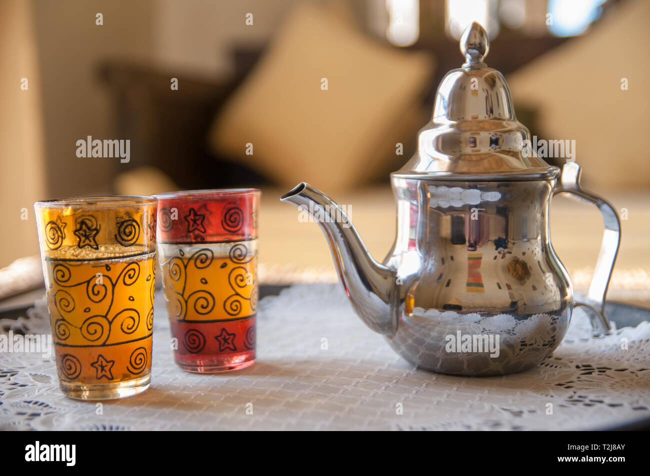 Thé marocain avec théière et verres traditionnels Banque D'Images