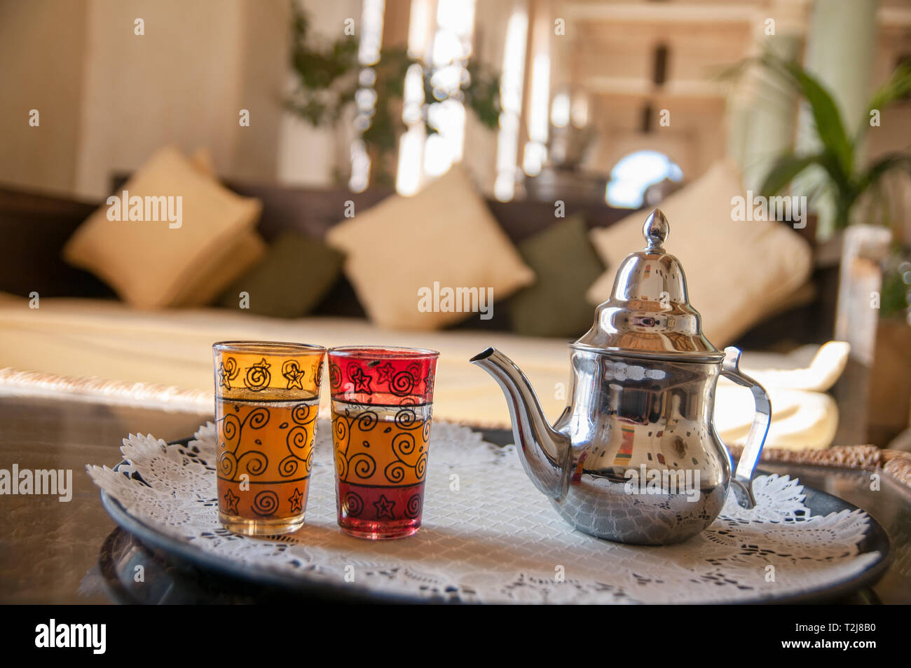 Thé marocain avec théière et verres traditionnels Banque D'Images