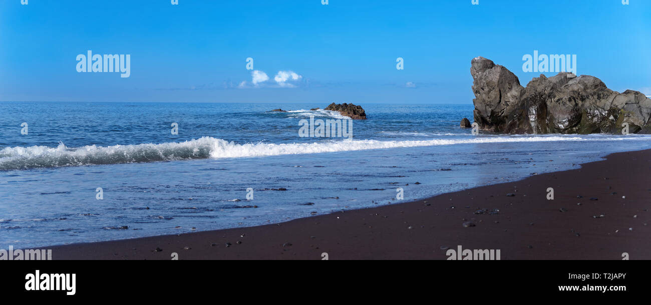 Scène de plage sur la plage Praia Formosa - plage de sable noir sur l'île portugaise de Madère Banque D'Images