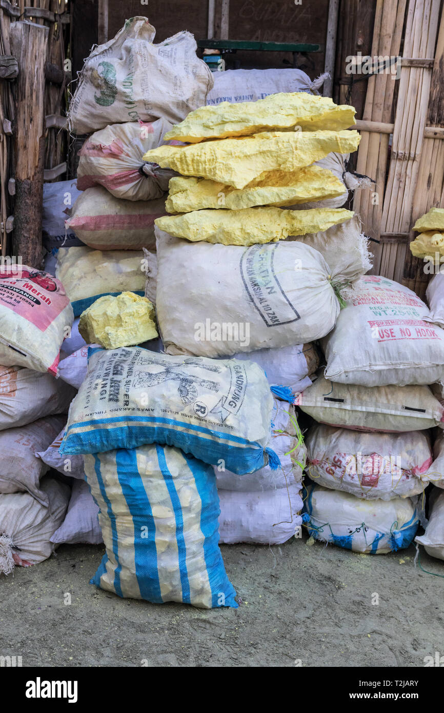 Les cheminées de sacs et de gros blocs de soufre solide, extrait à l'Ijen cratère volcanique. Kawah Ijen, Java, Indonésie. Banque D'Images