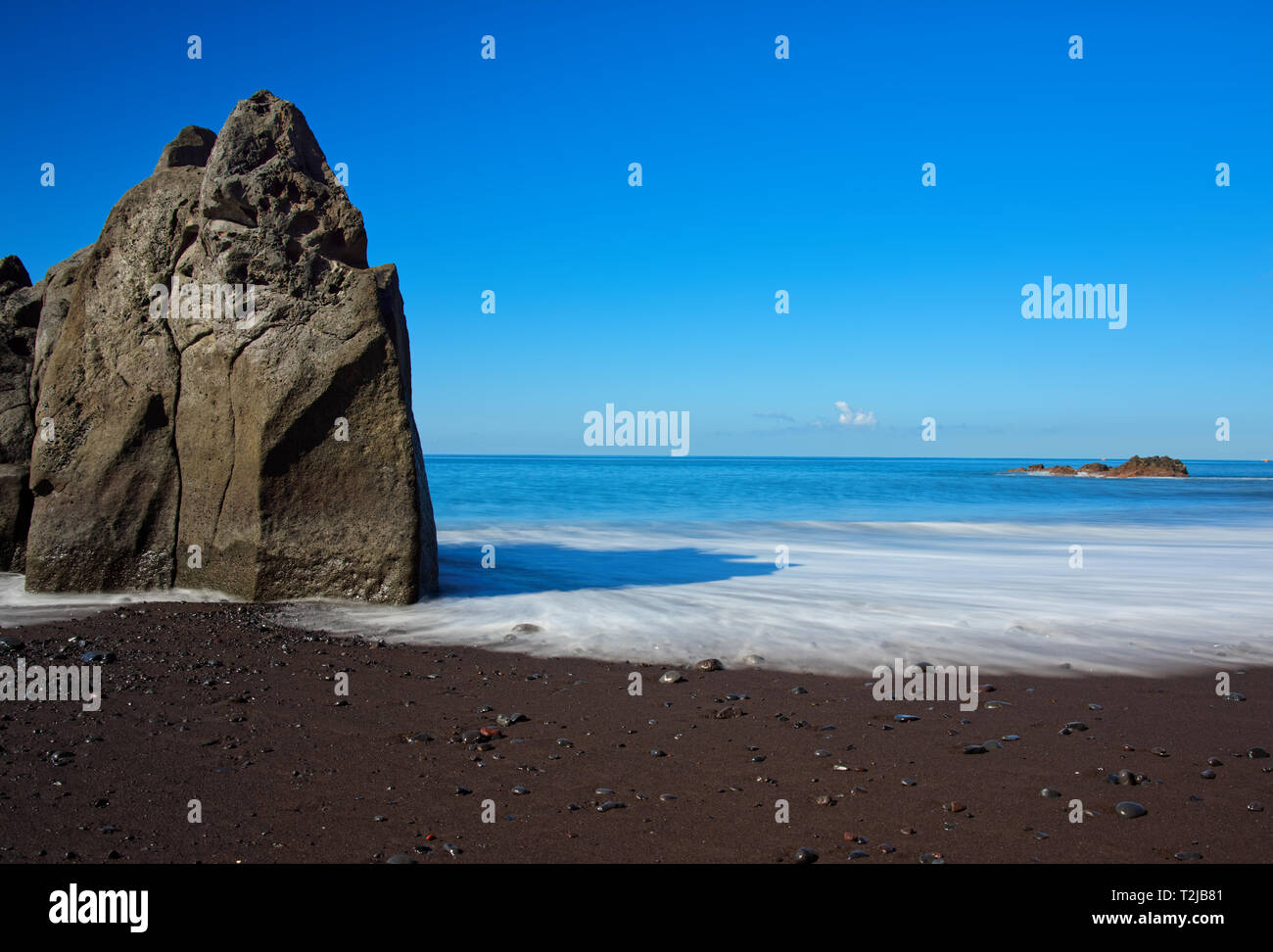 Rock formation sur la plage Praia Formosa - public célèbre plage de sable noir sur l'île portugaise de Madère Banque D'Images