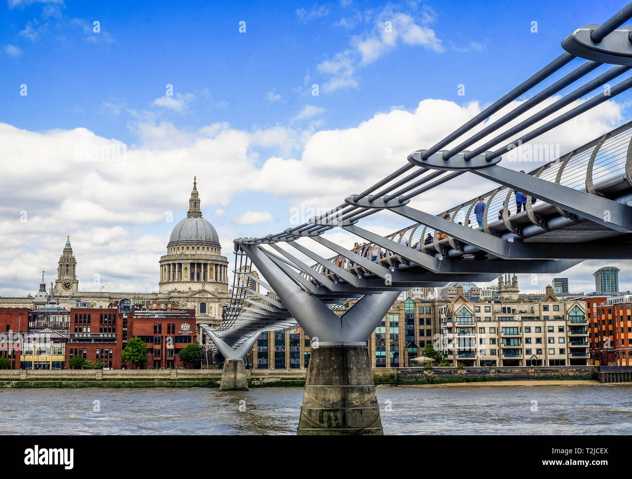 Londres, Royaume-Uni, 2018 août, le Millennium Bridge menant à la cathédrale Saint-Paul qui s'étend sur la Tamise, en Angleterre Banque D'Images