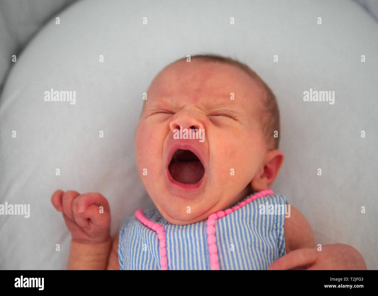 Bebe Fille De 10 Jours Endormi Sur La Balance De Bebe Nouveau Ne Bebe Photo Stock Alamy