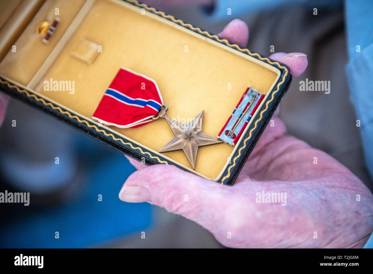 La main de l'homme contient jusqu'cas avec étoile de Bronze à partir de la DEUXIÈME GUERRE MONDIALE, des étincelles, MD Banque D'Images