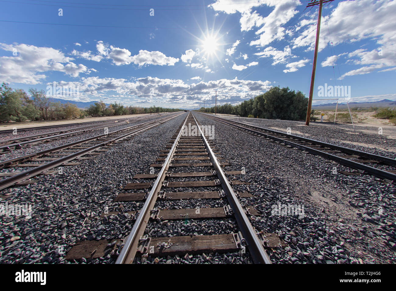 Low angle de la voie ferrée dans le désert de Mojave. Banque D'Images