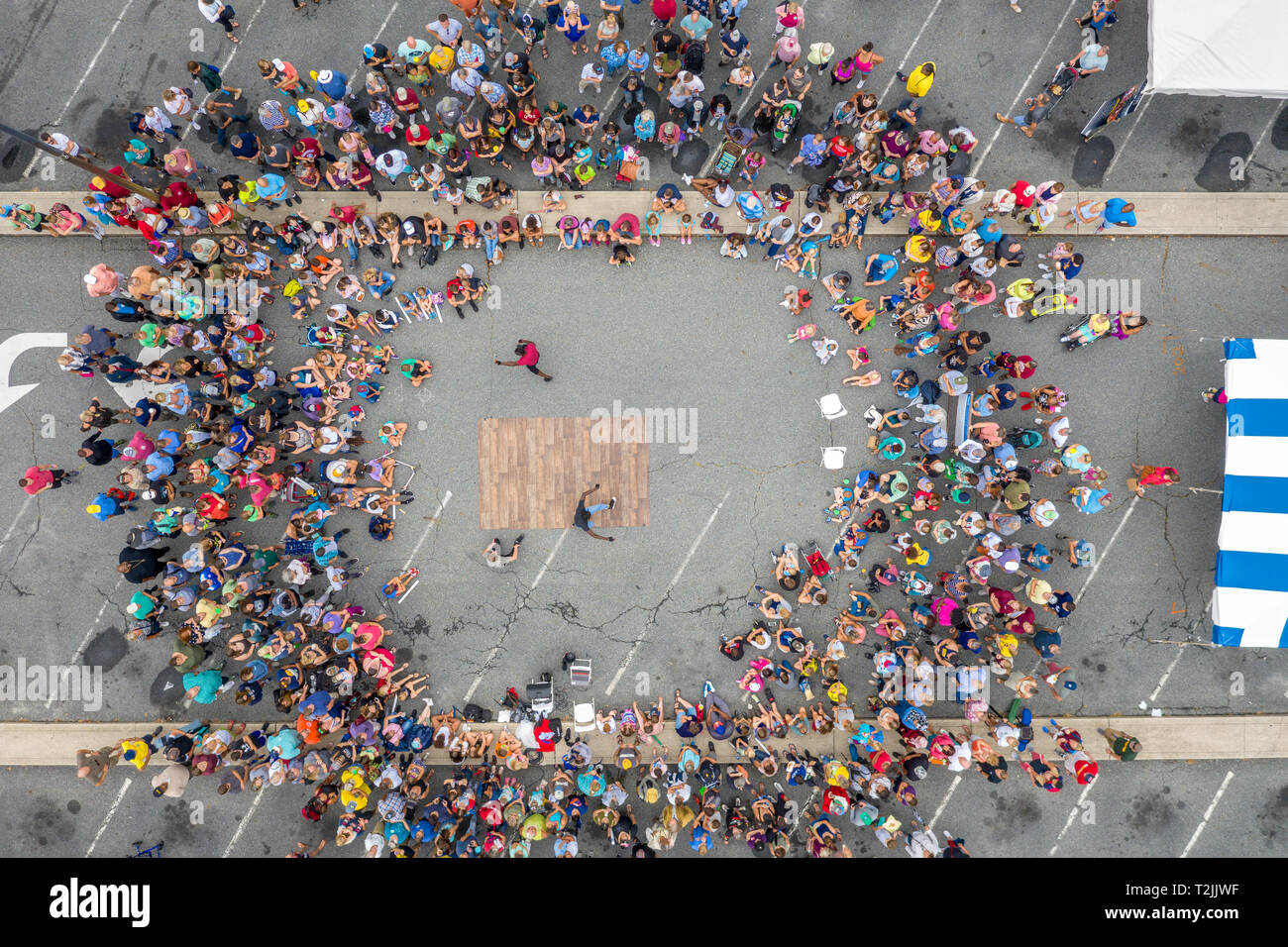 Vue aérienne de la foule qui s'amassait autour de danse aérienne Crew, un groupe de break dancing, effectuer sur la rue au niveau national Folk Festival à Salisbury MD Banque D'Images
