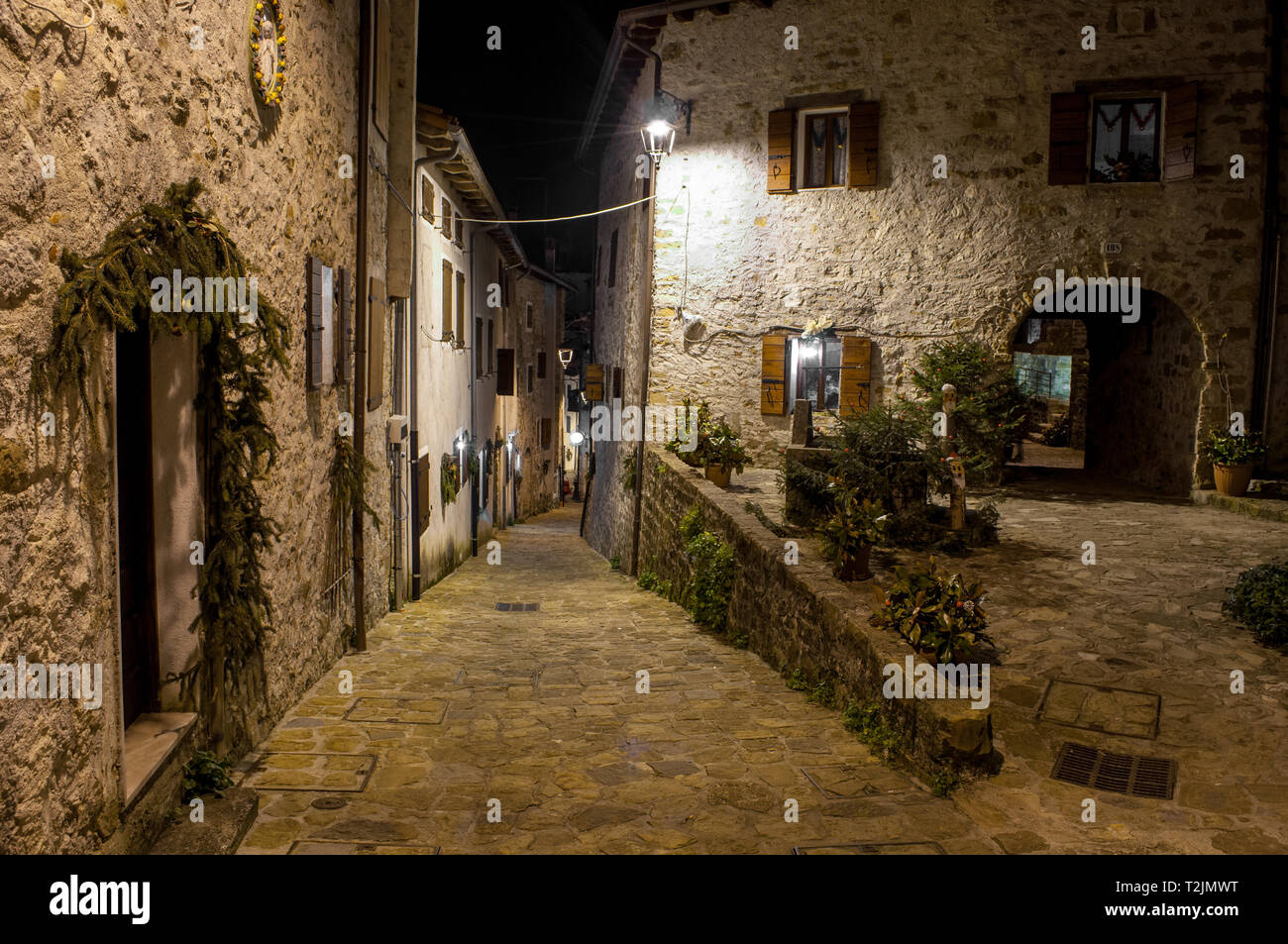 Village de montagne italien des bâtiments en pierre de nuit Banque D'Images