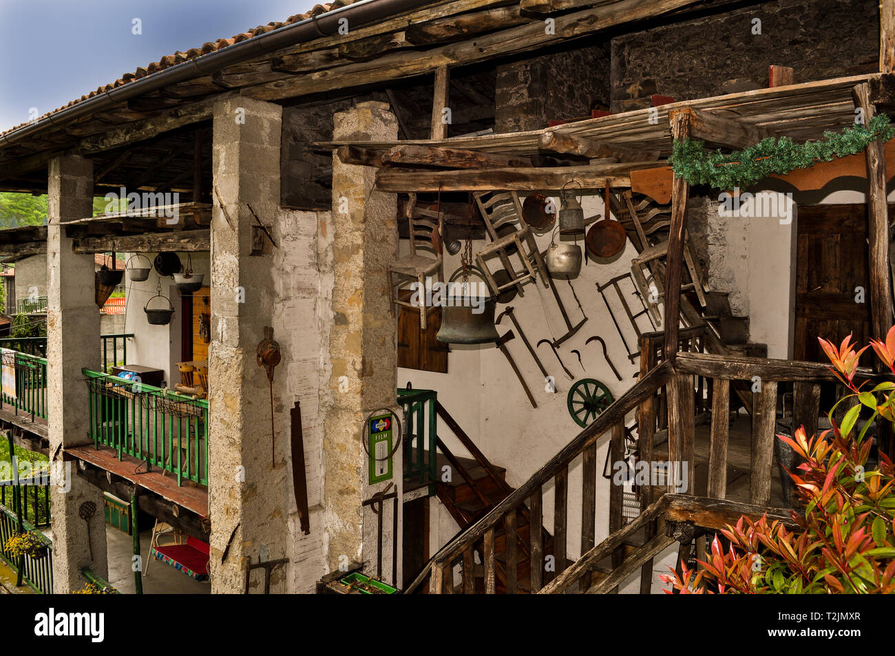 Maison de village de montagne italien avec des outils hanging on wall Banque D'Images