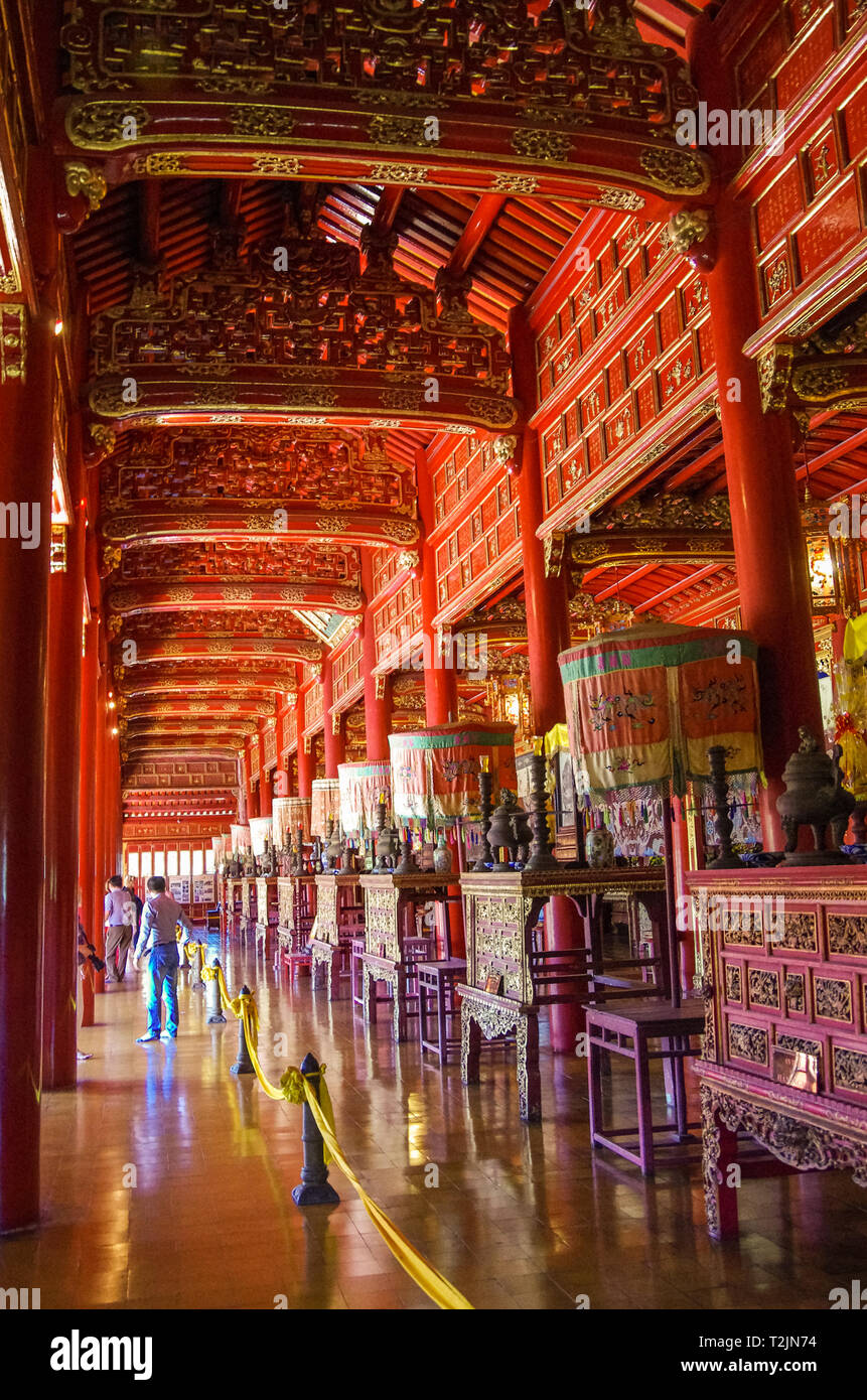 Hue, Vietnam - 5 janvier 2015 : Intérieur de pendus pour mieu (Temple de la résurrection) à l'intérieur de la citadelle. La ville impériale de Hue, Vietnam. Banque D'Images