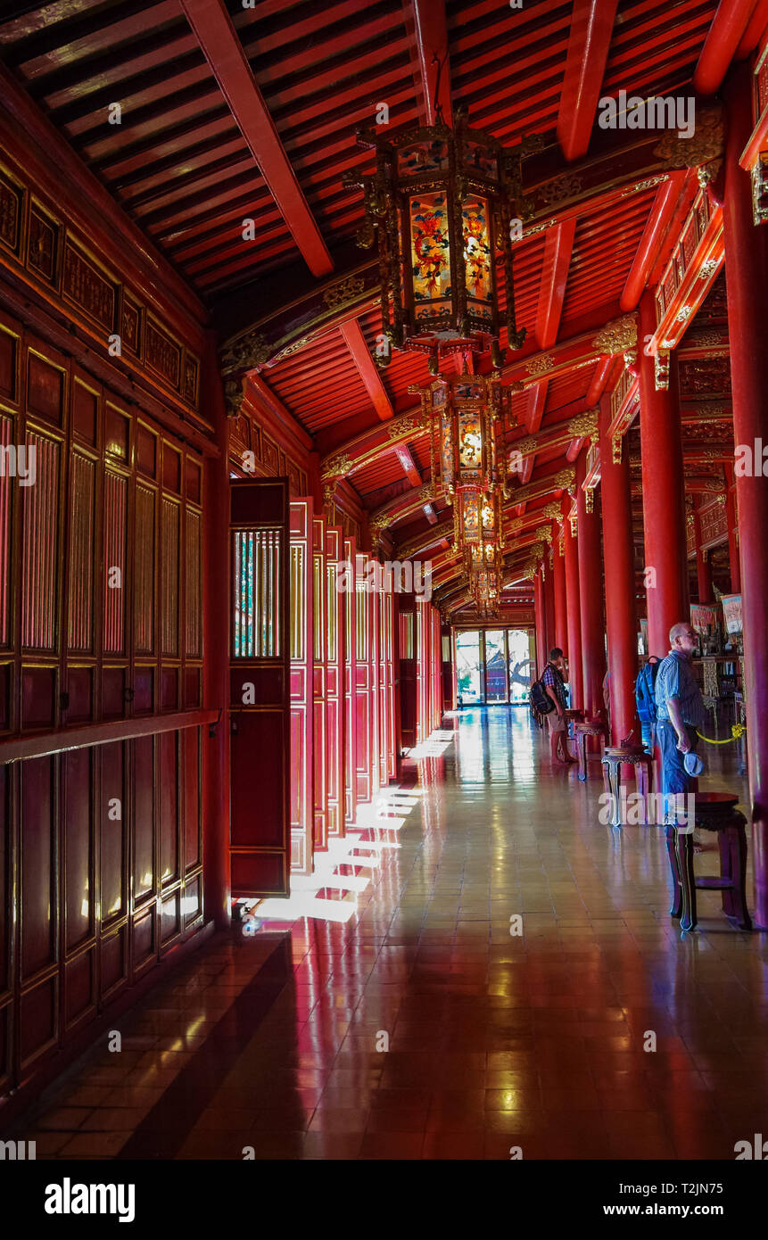 Hue, Vietnam - 5 janvier 2015 : Intérieur de pendus pour mieu (Temple de la résurrection) à l'intérieur de la citadelle. La ville impériale de Hue, Vietnam. Banque D'Images