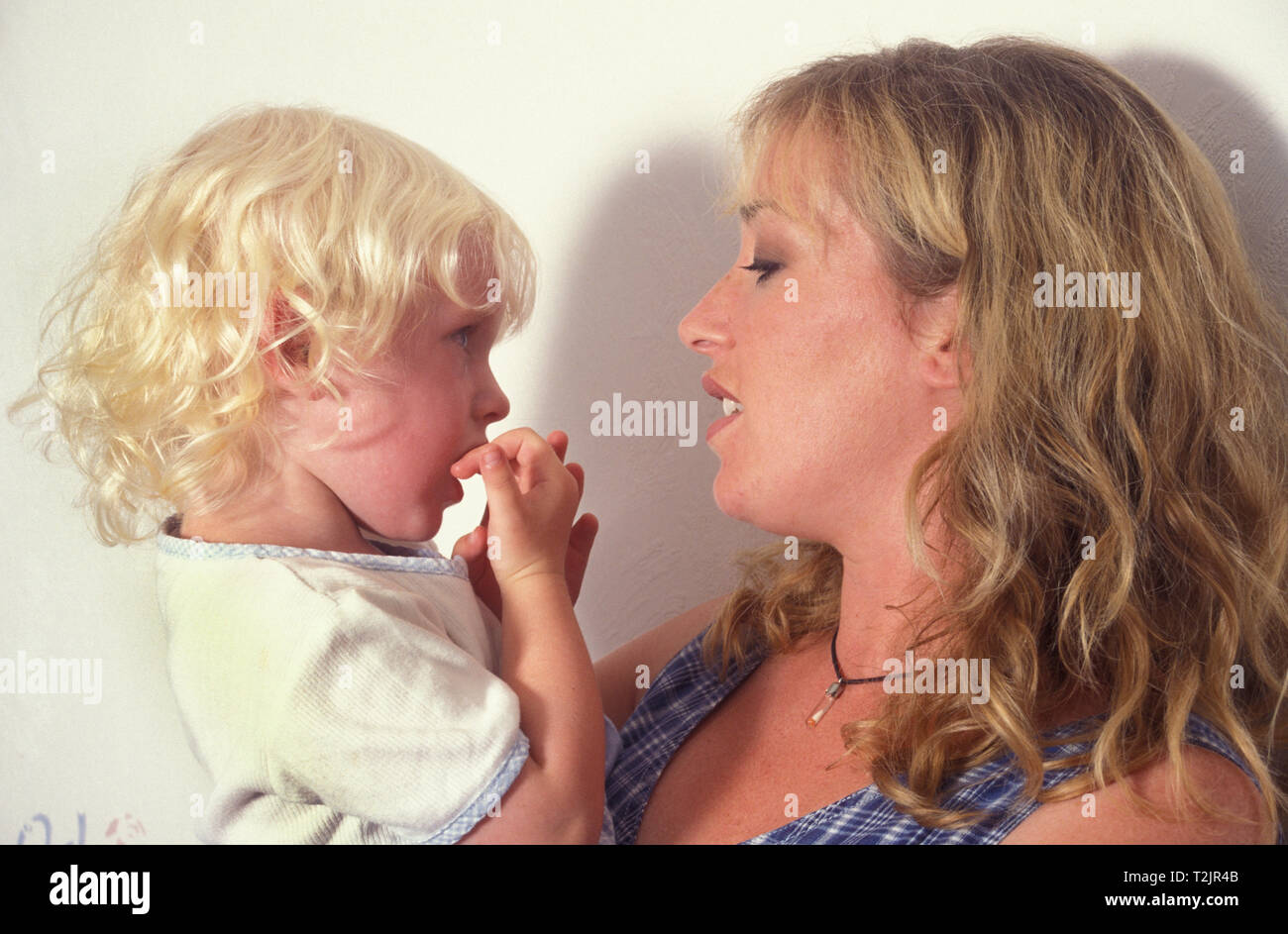 Mère petite fille malheureuse consolation Banque D'Images