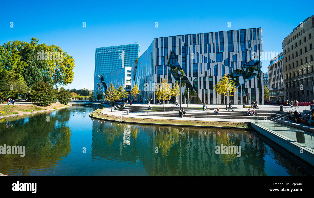 DUSSELDORF, ALLEMAGNE - 30 septembre 2018 : Vue de la Ko - Bogen. Le Ko-Bogen est un vaste complexe de bureaux et de commerces conçu par le passage de New York Banque D'Images