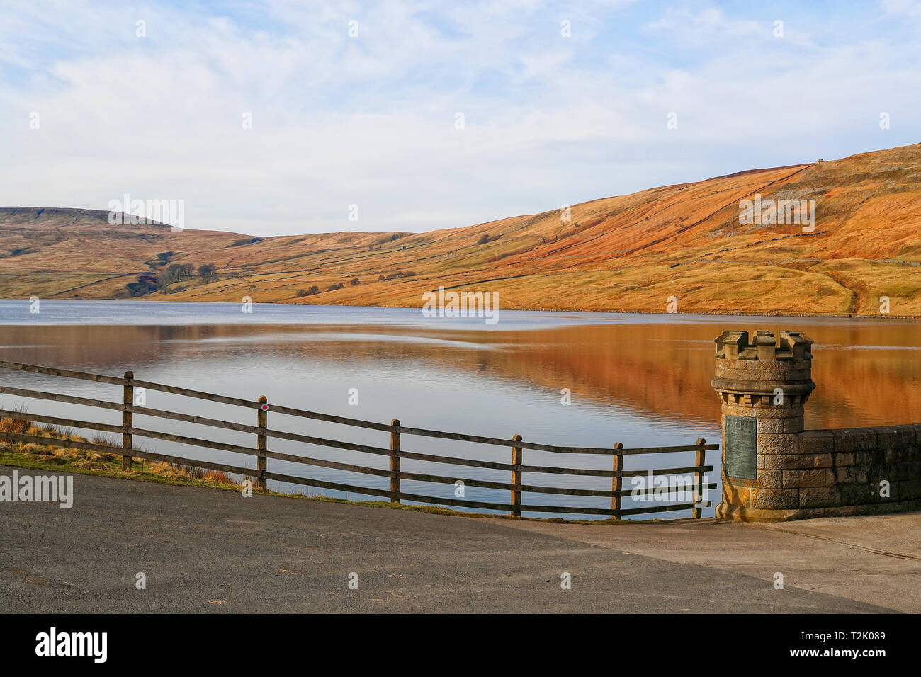 À la cicatrice dans le réservoir de la maison de la route qui mène sur le barrage sur une belle après-midi de février 2019 Banque D'Images