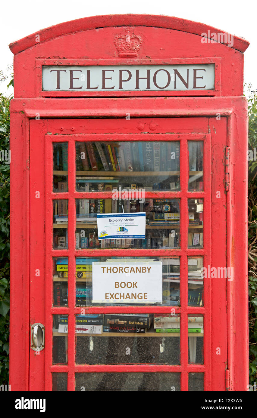 Téléphone redondants fort utilisé comme une bibliothèque de prêt dans le village d'Thorganby, East Yorkshire, England UK Banque D'Images