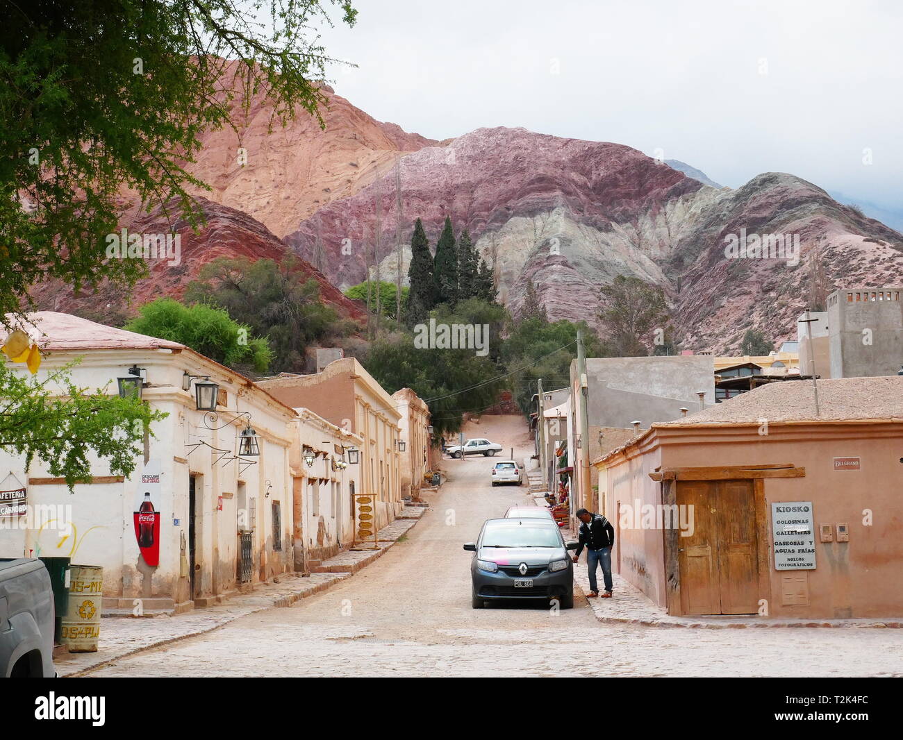 PURMAMARCA, AR - circa 2018 - L'OCT, rues colorées de Purmamarca, dans la Quebrada de Humahuaca en Argentine. Banque D'Images