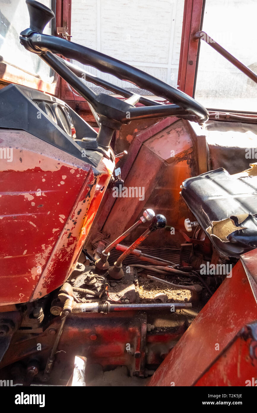 L'intérieur d'un vieux tracteur agricole Banque D'Images