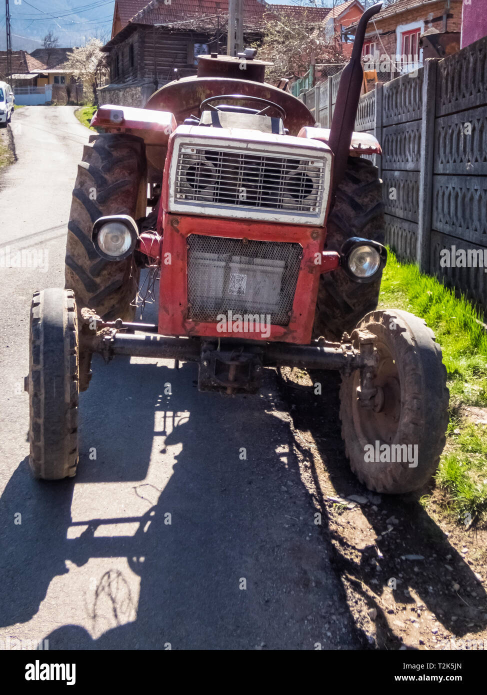 Rusty old red tracteur agricole Banque D'Images