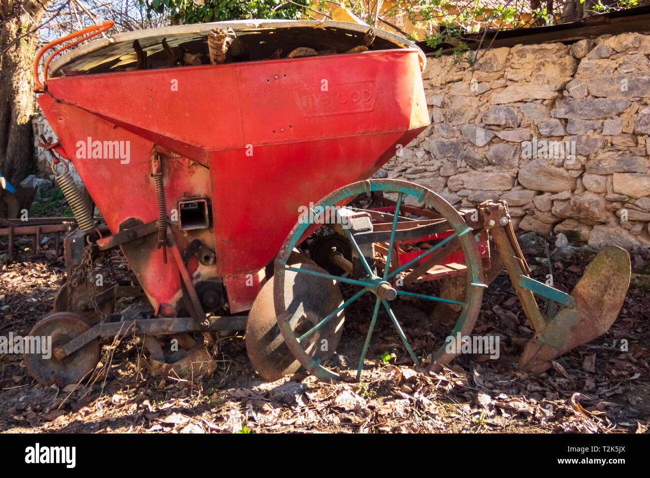 Les machines agricoles assis dans l'arrière-cour. Banque D'Images