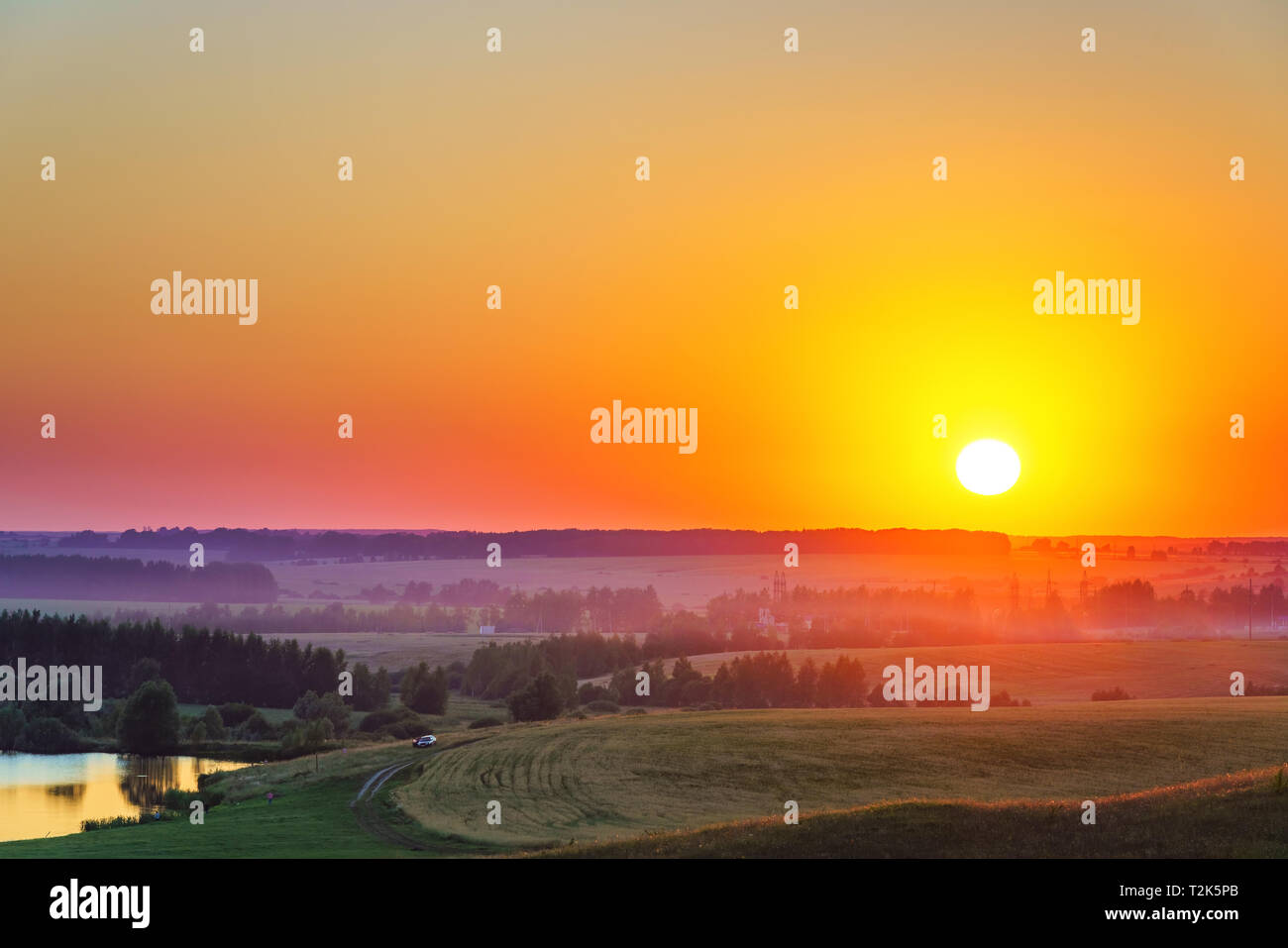 Coucher du soleil vibrant en campagne russe Banque D'Images