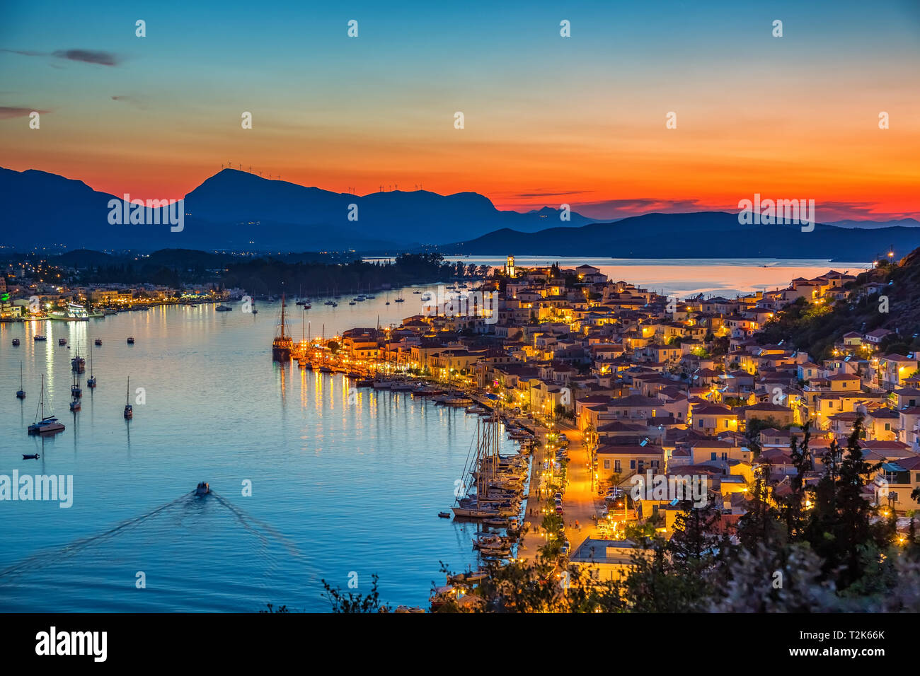 Ville grecque à Poros, Grèce nuit Banque D'Images