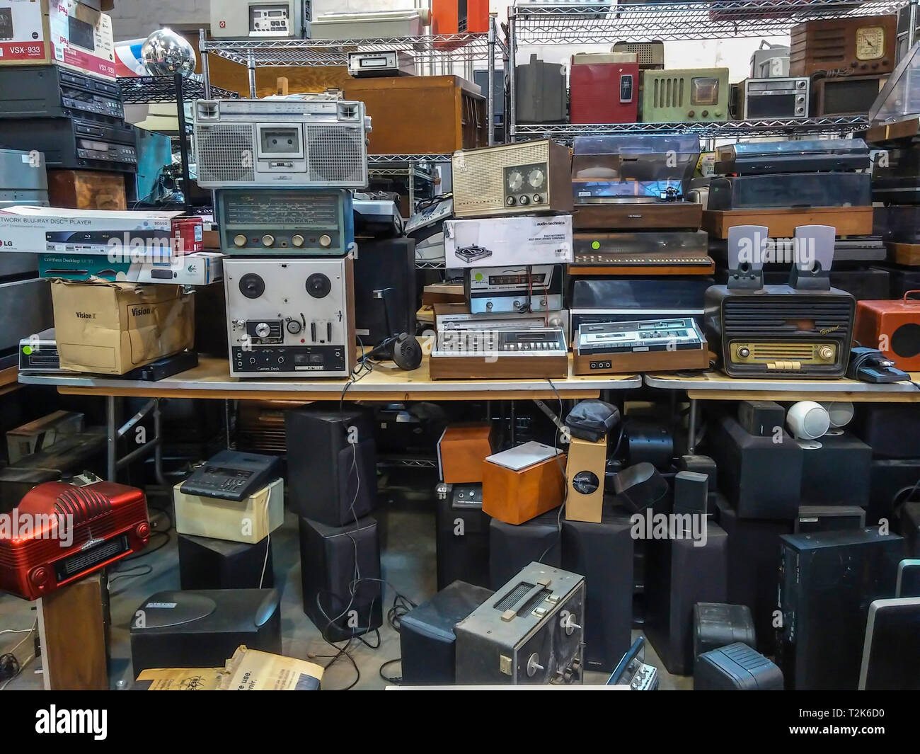 Une collection de produits électroniques mis au rebut en attente d'être recyclés, à New York, le samedi 30 mars, 2019. (Â© Richard B. Levine) Banque D'Images