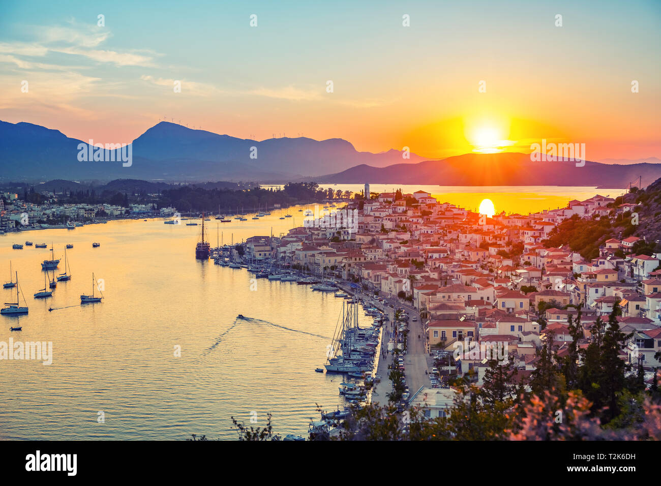 Coucher du soleil sur l'île de Poros en mer Égée, Grèce Banque D'Images